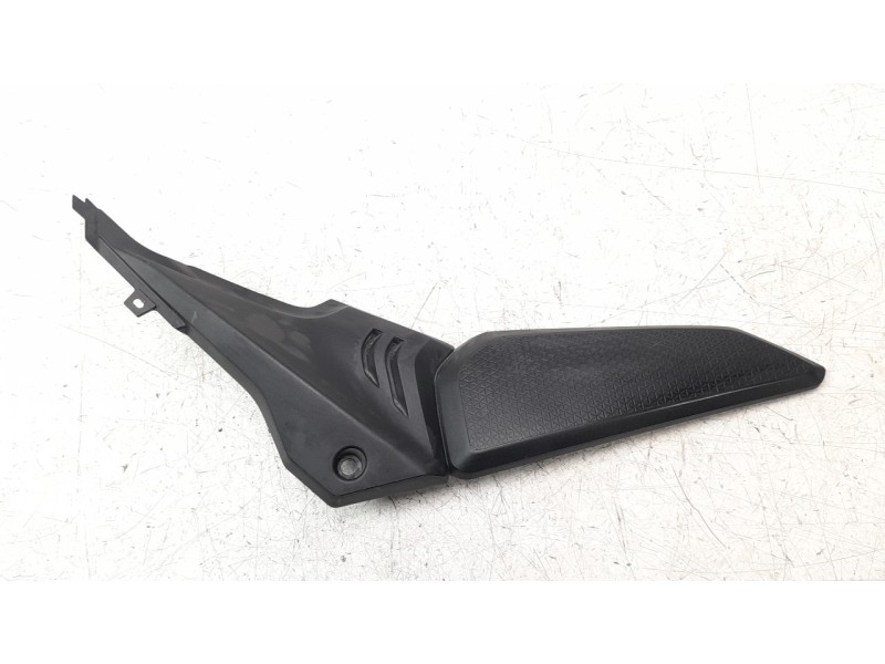 Recambio de moldura para honda cb 650r referencia OEM IAM 83500MKYD50  