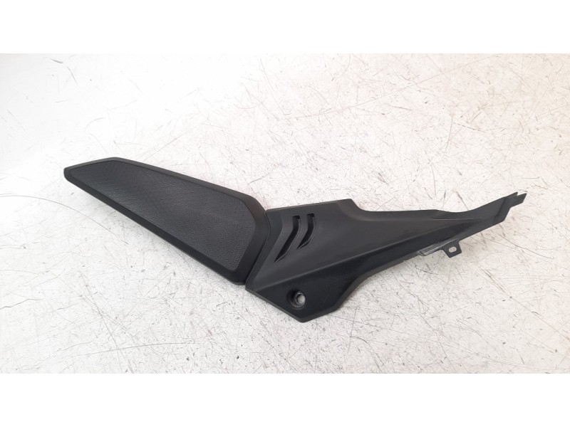 Recambio de moldura para honda cb 650r referencia OEM IAM 83600MKYD50  