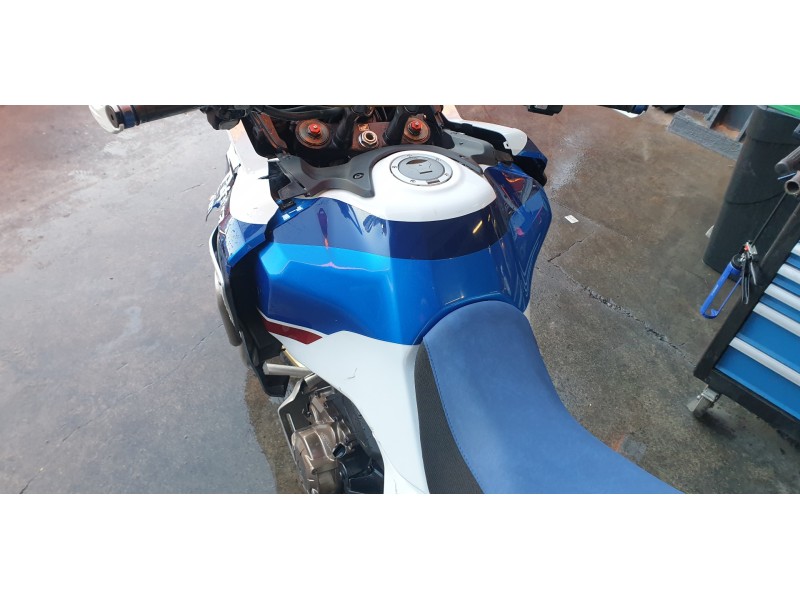 Recambio de deposito combustible para honda africa twin referencia OEM IAM 17500MKKDW0ZB  