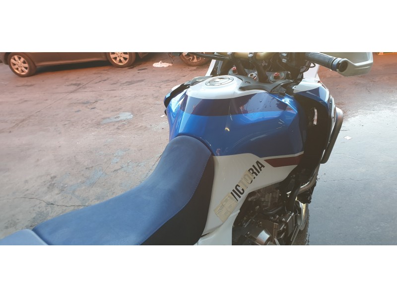 Recambio de deposito combustible para honda africa twin referencia OEM IAM 17500MKKDW0ZB  