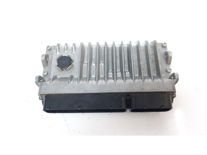 Recambio de centralita motor uce para toyota yaris referencia OEM IAM 896610DT20  