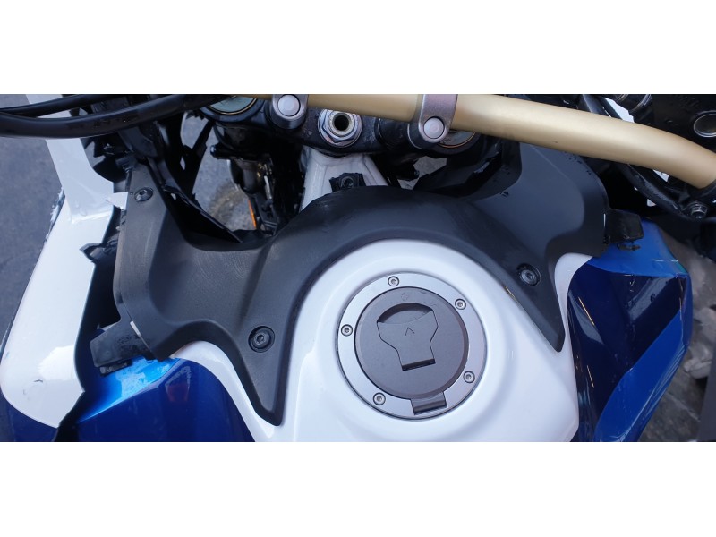 Recambio de moldura para honda africa twin referencia OEM IAM 64611MKKD20  