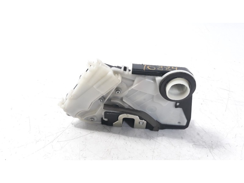 Recambio de cerradura puerta delantera derecha para toyota yaris referencia OEM IAM U3111130  