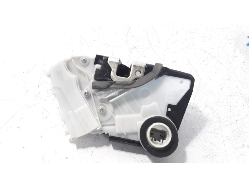 Recambio de cerradura puerta delantera izquierda para toyota yaris referencia OEM IAM T4311140F1  