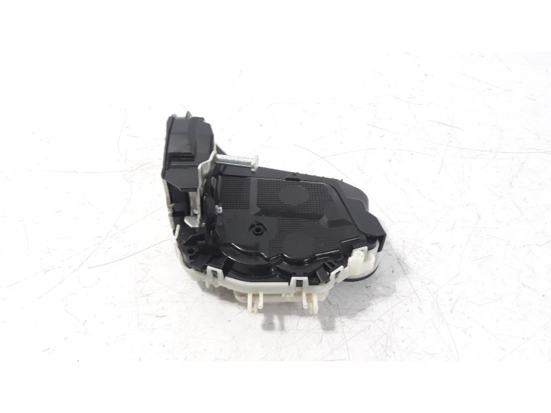 Recambio de cerradura puerta trasera derecha para toyota yaris referencia OEM IAM U2014110  