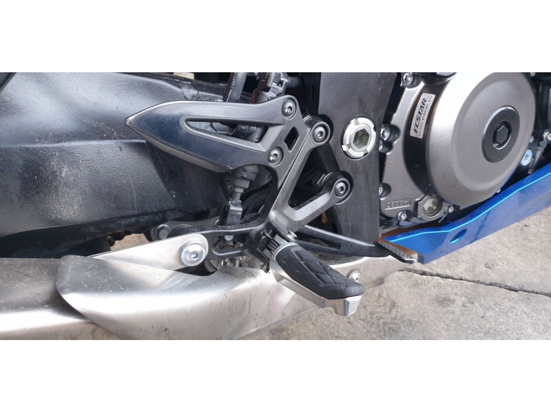 Recambio de estribera derecha para suzuki gsx-s 1000 referencia OEM IAM 4351048K10000  