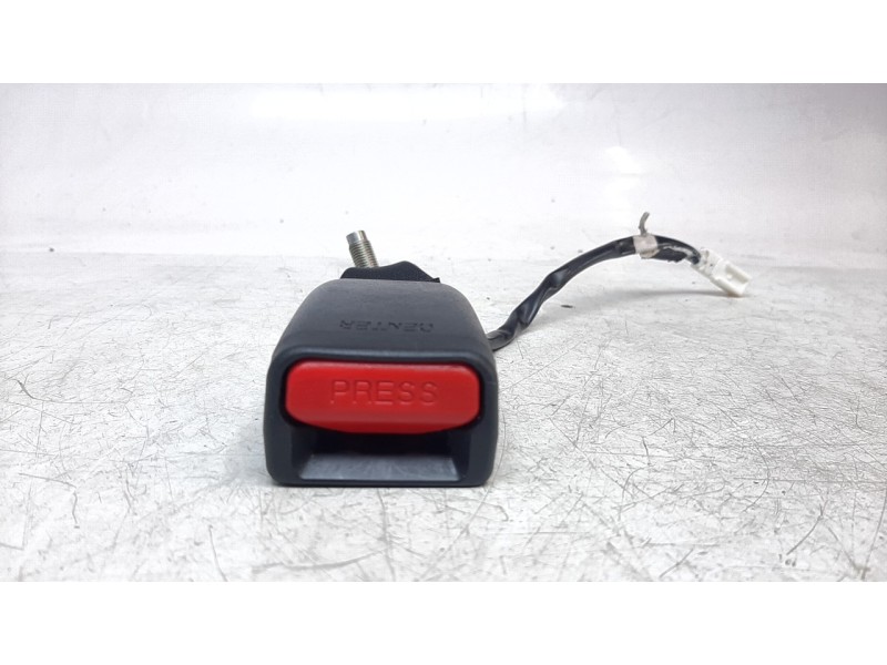 Recambio de enganche cinturon trasero derecho para nissan pulsar (c13) acenta referencia OEM IAM 888423ZL0A  