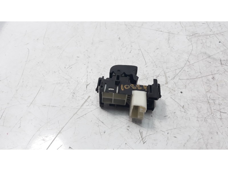 Recambio de mando elevalunas trasero derecho para toyota yaris referencia OEM IAM 19282912  