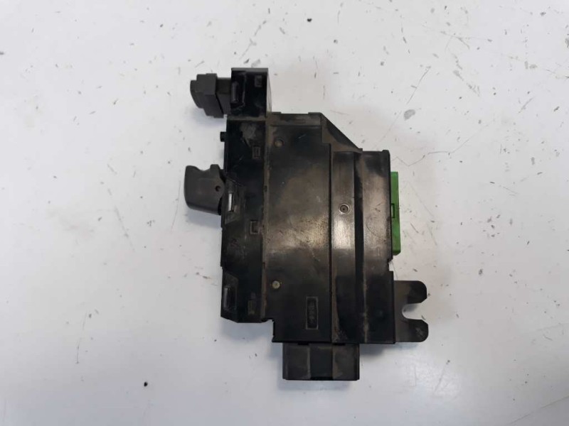 Recambio de mando elevalunas delantero derecho para volvo s80 berlina 2.4 cat referencia OEM IAM 8682837  
