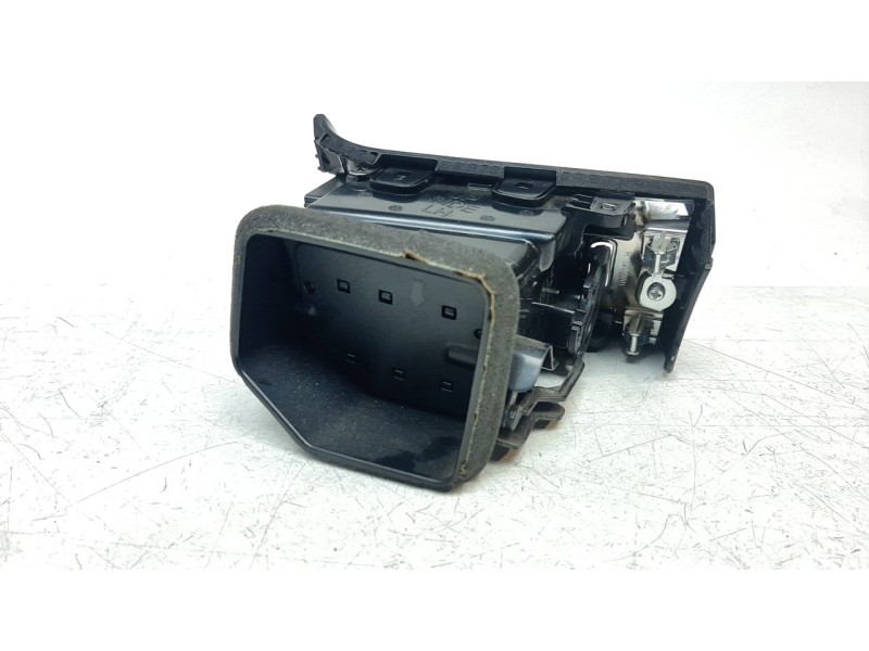 Recambio de aireador izquierdo para nissan pulsar (c13) acenta referencia OEM IAM 687613ZL0A  