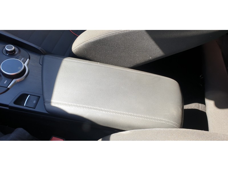 Recambio de apoyabrazos central para alfa romeo giulia (952) 2.2 jtdm cat referencia OEM IAM 156132366  