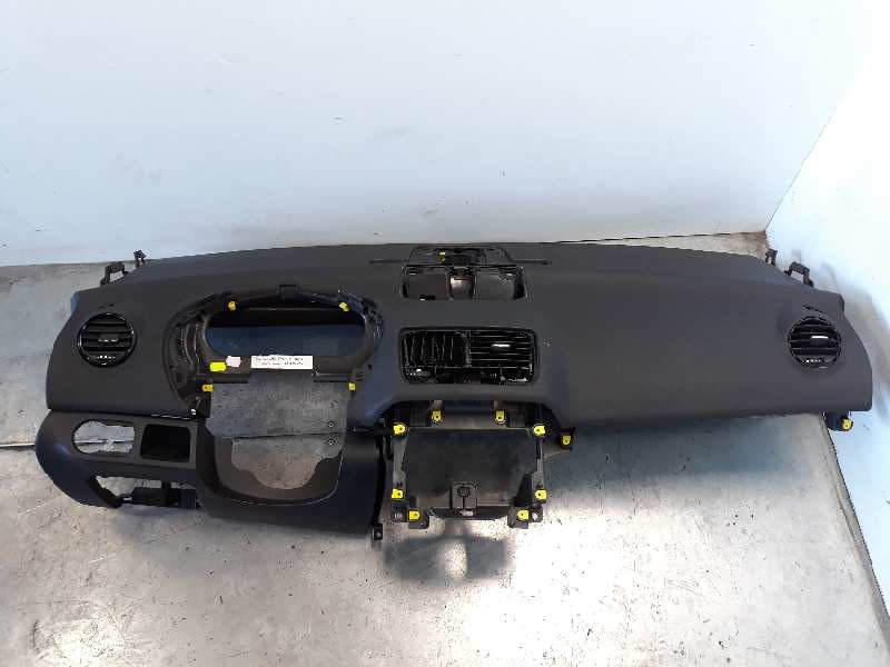 Recambio de salpicadero para opel meriva b 1.6 cdti dpf referencia OEM IAM 13315250  