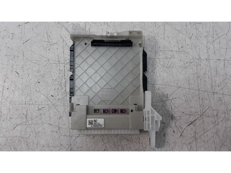Recambio de caja reles / fusibles para toyota corolla (e21) referencia OEM IAM 8273002P80 63589313 