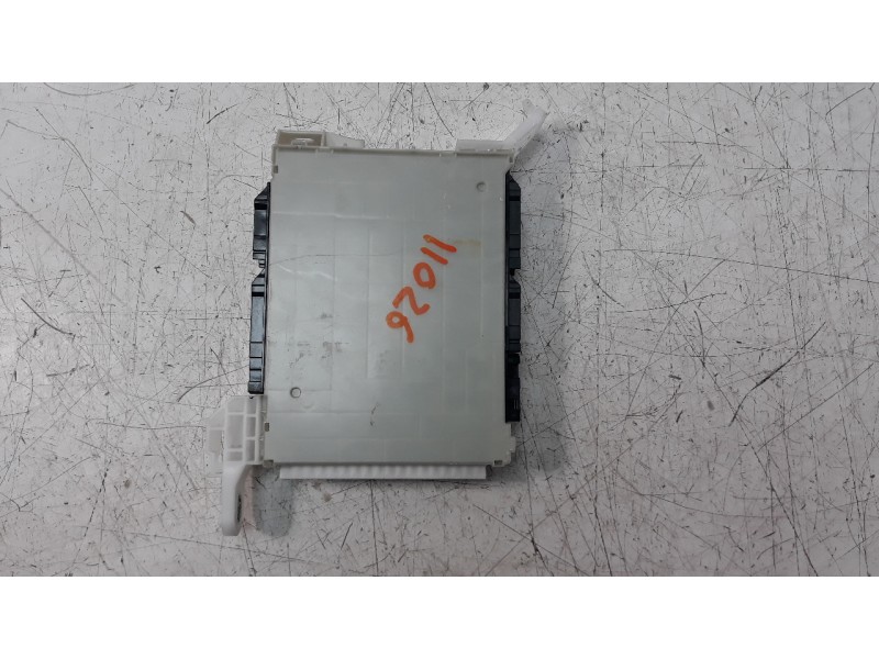 Recambio de caja reles / fusibles para toyota corolla (e21) referencia OEM IAM 8273002P80 63589313 