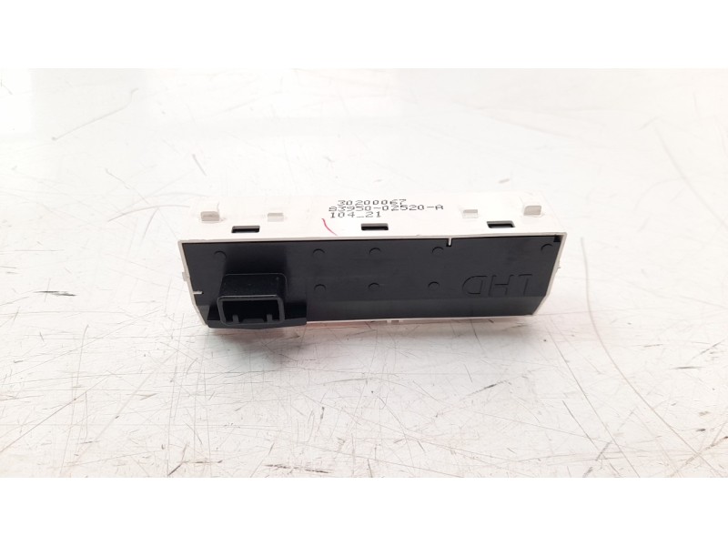 Recambio de pantalla multifuncion para toyota corolla (e21) referencia OEM IAM 8395002520A  