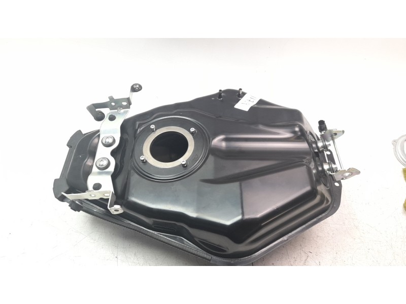 Recambio de deposito combustible para yamaha mt -07 referencia OEM IAM BAT2411000  