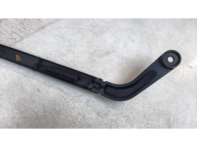 Recambio de brazo limpia delantero derecho para jeep cherokee 2.0 m-jet cat referencia OEM IAM 68197137AA  