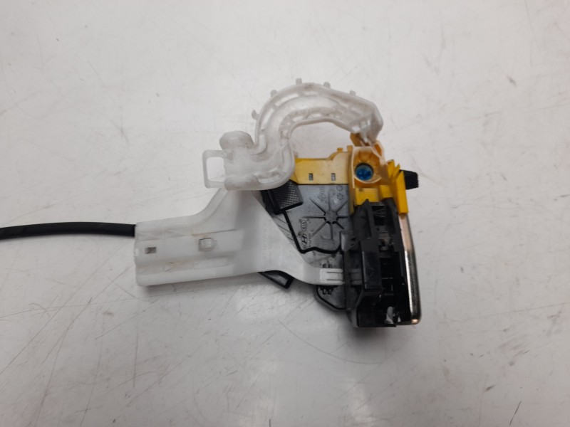 Recambio de cerradura puerta delantera izquierda para kia cee´d 1.4 crdi cat referencia OEM IAM 81310A2100  