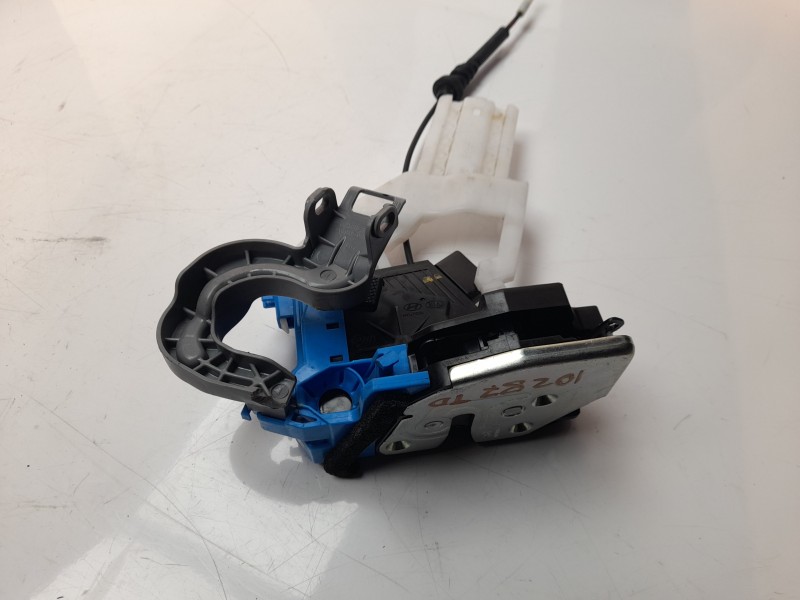 Recambio de cerradura puerta trasera derecha para kia cee´d 1.4 crdi cat referencia OEM IAM 81420A2100  