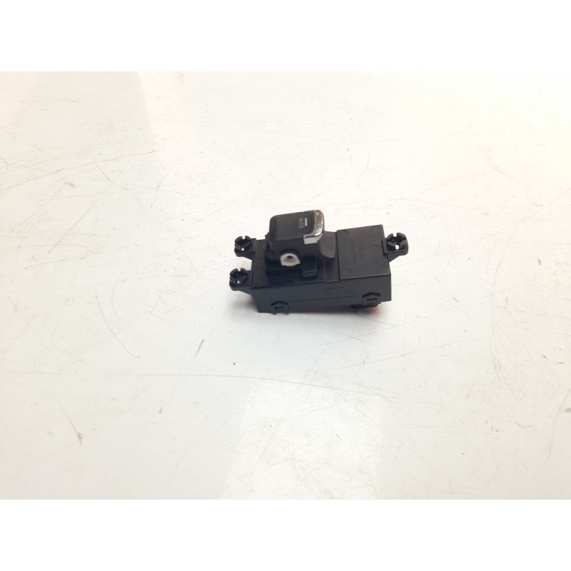 Recambio de mando elevalunas delantero derecho para kia cee´d 1.4 crdi cat referencia OEM IAM 93580A2000  