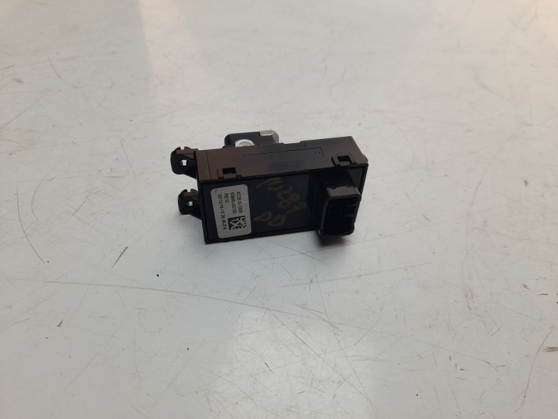 Recambio de mando elevalunas delantero derecho para kia cee´d 1.4 crdi cat referencia OEM IAM 93580A2000  