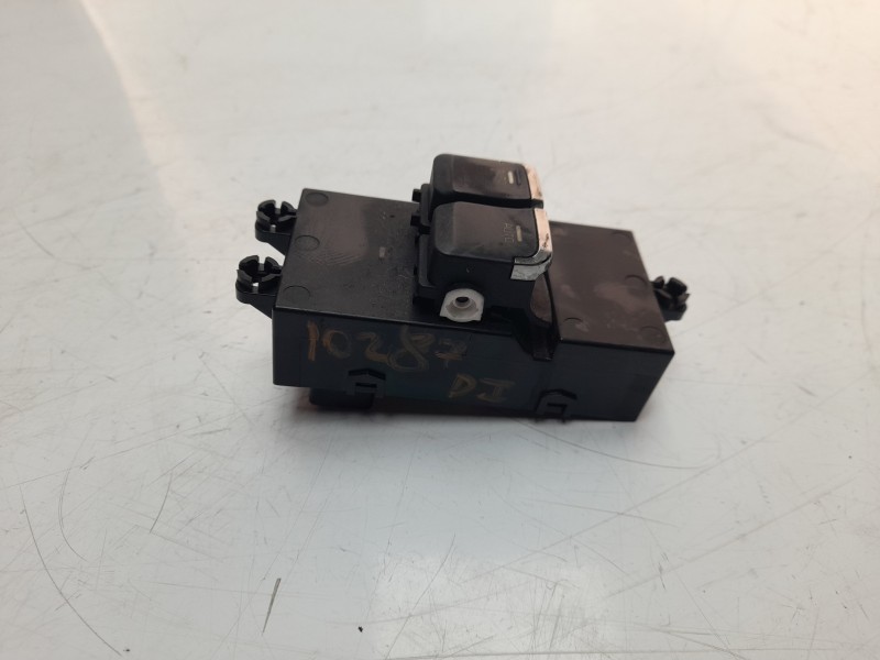 Recambio de mando elevalunas delantero izquierdo para kia cee´d 1.4 crdi cat referencia OEM IAM 93570A2100WK  