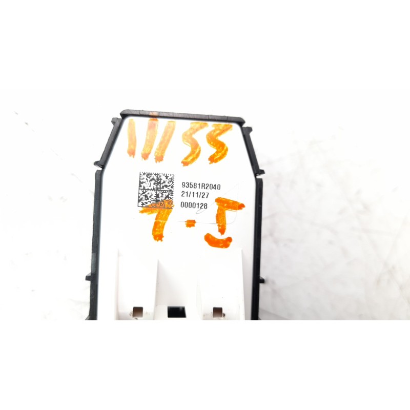Recambio de mando elevalunas trasero izquierdo para kia sportage 1.6 gdi cat referencia OEM IAM 93581R2040  