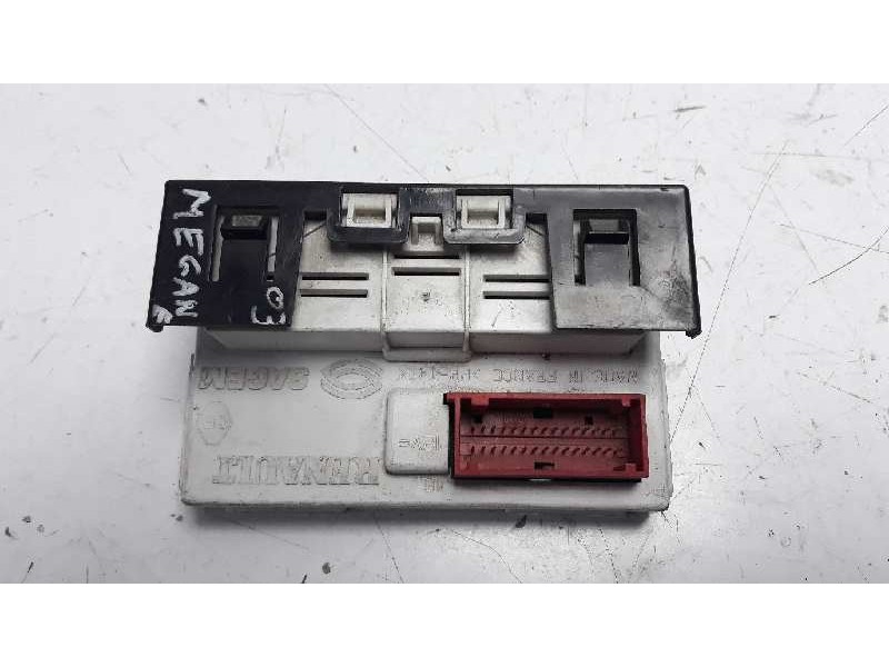 Recambio de pantalla multifuncion para renault megane ii berlina 5p confort dynamique referencia OEM IAM 8200107839  