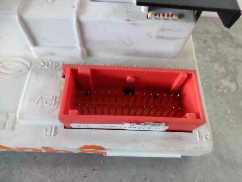 Recambio de pantalla multifuncion para renault megane ii berlina 5p confort dynamique referencia OEM IAM 8200107839  