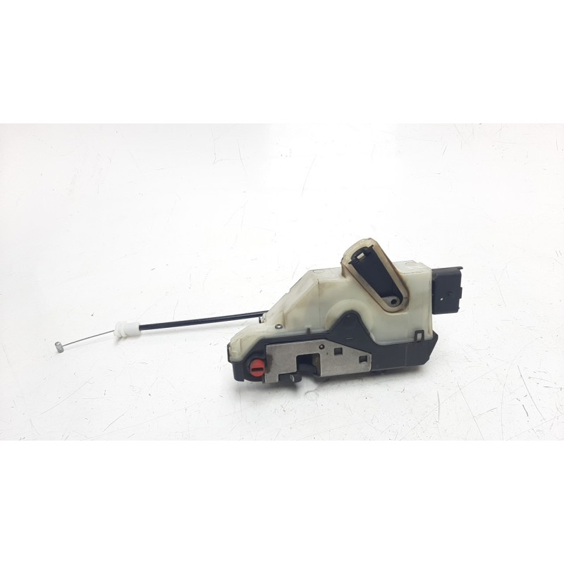 Recambio de cerradura puerta trasera izquierda para peugeot 208 1.2 12v e-thp referencia OEM IAM 9812501280  