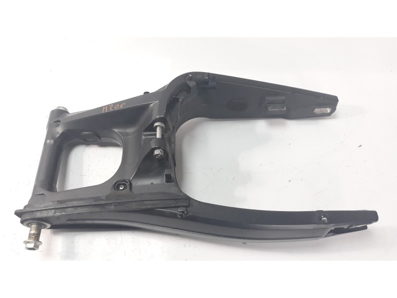 Recambio de puente trasero para honda cbr 650r referencia OEM IAM 52200MKND50  
