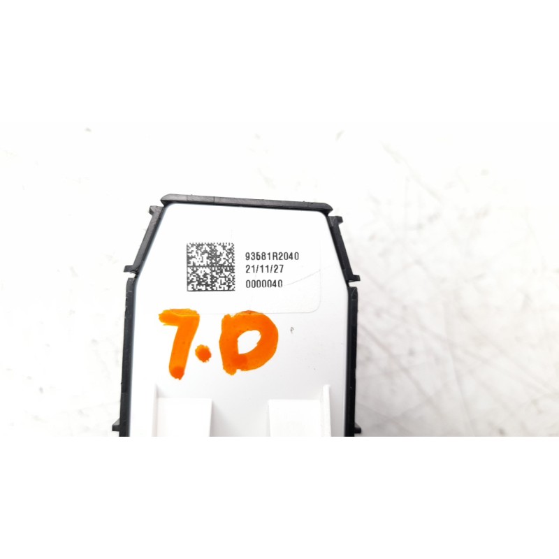 Recambio de mando elevalunas trasero derecho para kia sportage 1.6 gdi cat referencia OEM IAM 93581R2040  