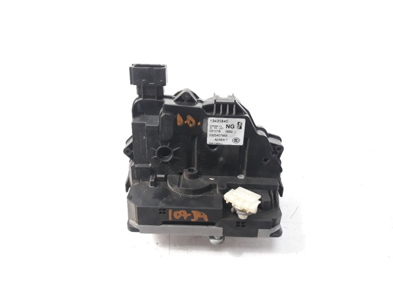 Recambio de cerradura puerta delantera derecha para opel corsa e gsi referencia OEM IAM 13431840  