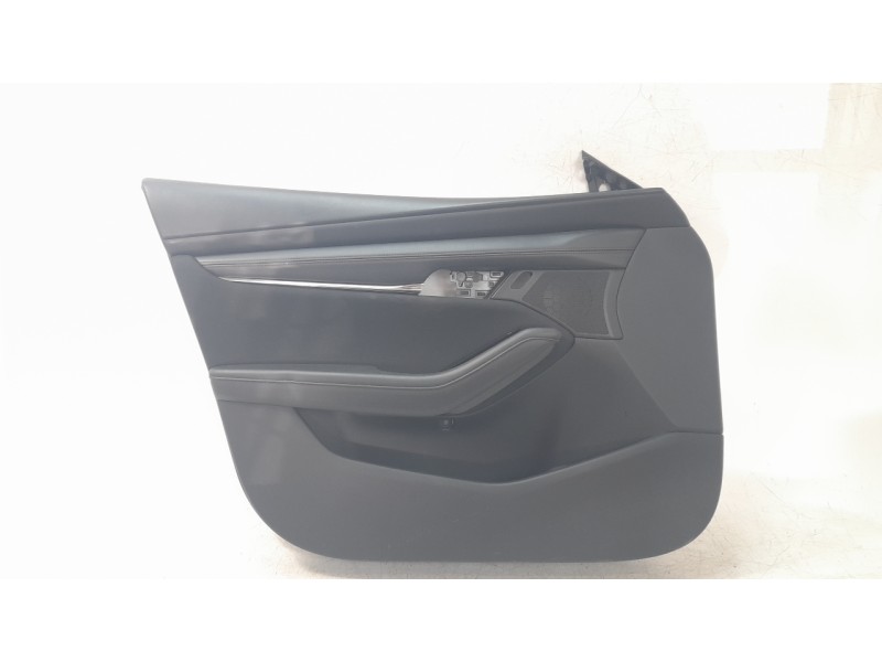 Recambio de guarnecido puerta delantera izquierda para mazda 3 sedán (bp) referencia OEM IAM BCJH6846Z  