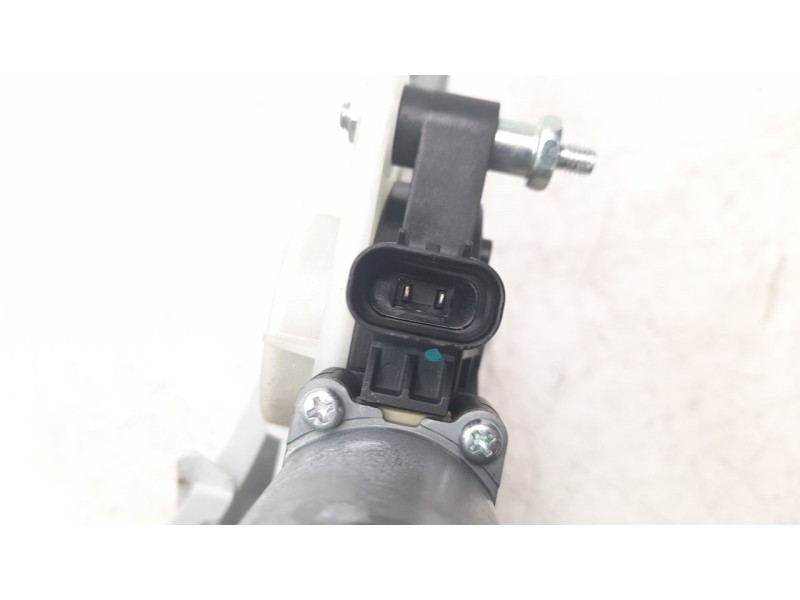 Recambio de elevalunas delantero derecho para hyundai kona 1.0 tgdi cat referencia OEM IAM 82404J9000  