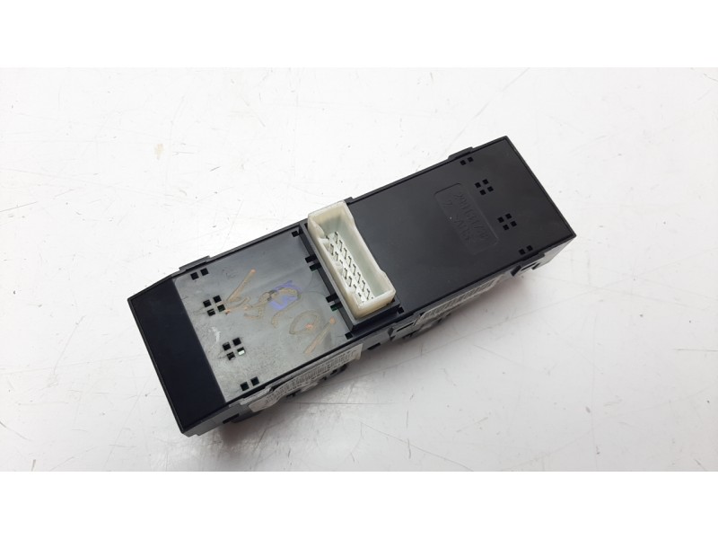 Recambio de mando elevalunas delantero izquierdo para hyundai i20 1.2 16v cat referencia OEM IAM 93570C8110  