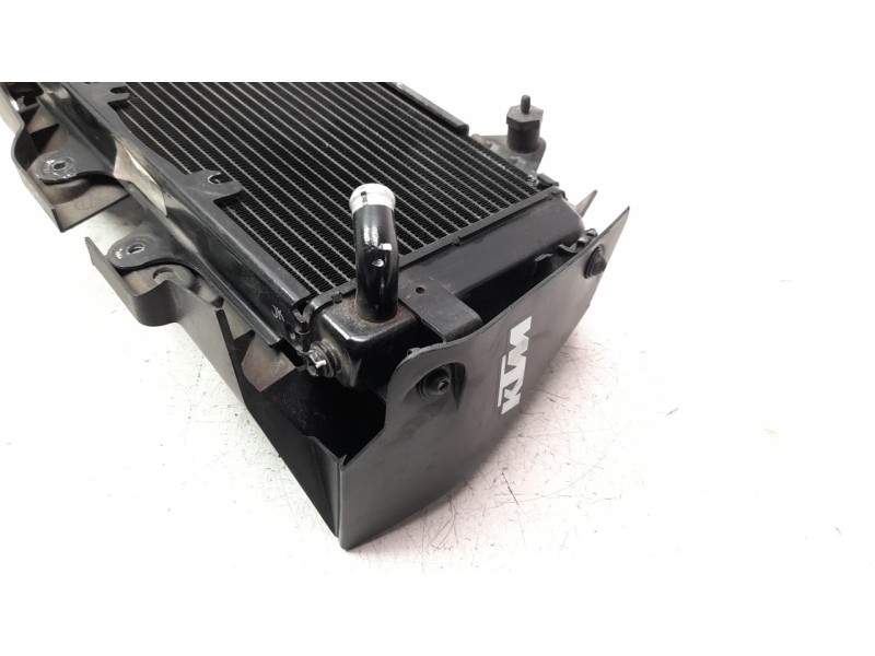 Recambio de radiador agua para ktm 390 duke 390 duke referencia OEM IAM 93035010033  