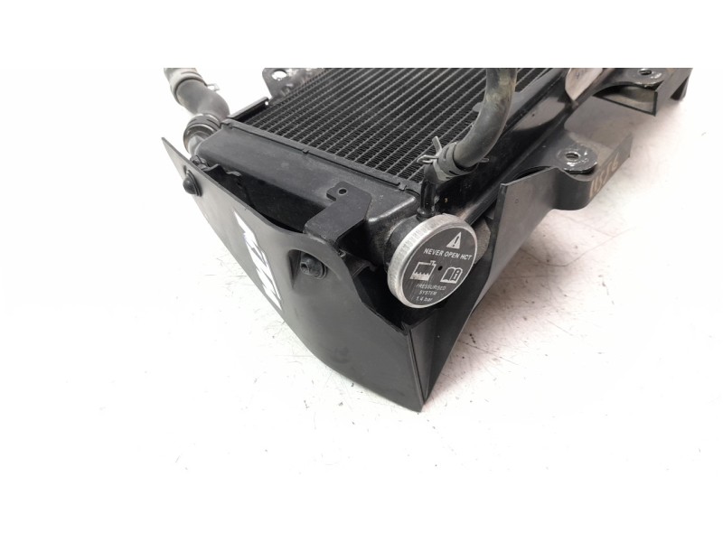 Recambio de radiador agua para ktm 390 duke 390 duke referencia OEM IAM 93035010033  