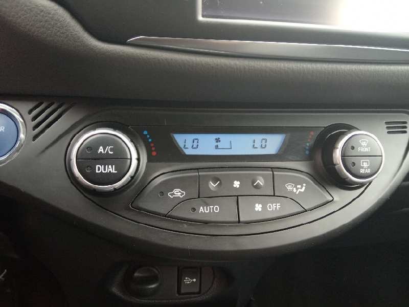 Recambio de mando climatizador para toyota yaris hybrid active referencia OEM IAM 559000D800  