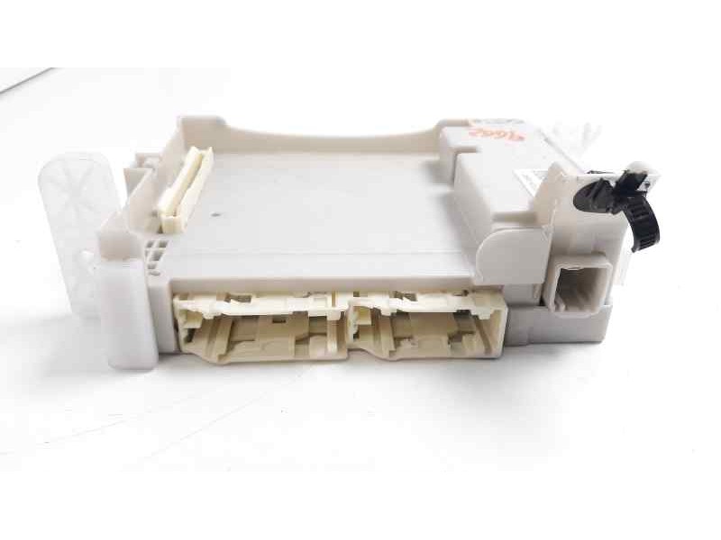 Recambio de caja reles / fusibles para toyota yaris hybrid active referencia OEM IAM 8273052K40  