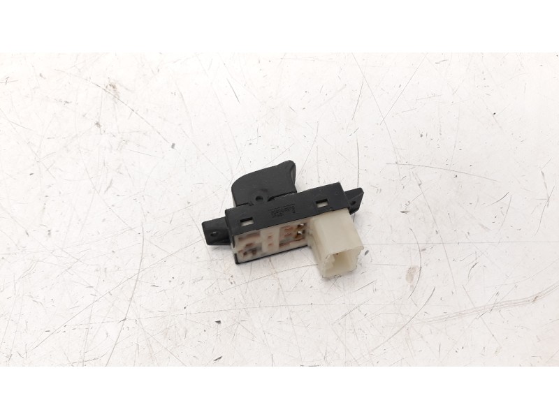Recambio de mando elevalunas trasero derecho para ssangyong rexton w 2.0 td cat referencia OEM IAM 202006279  