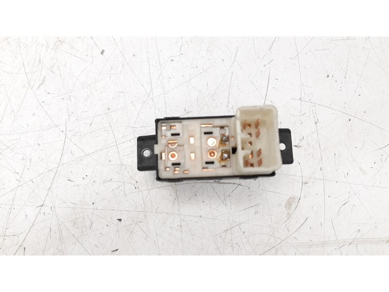 Recambio de mando elevalunas trasero derecho para ssangyong rexton w 2.0 td cat referencia OEM IAM 202006279  