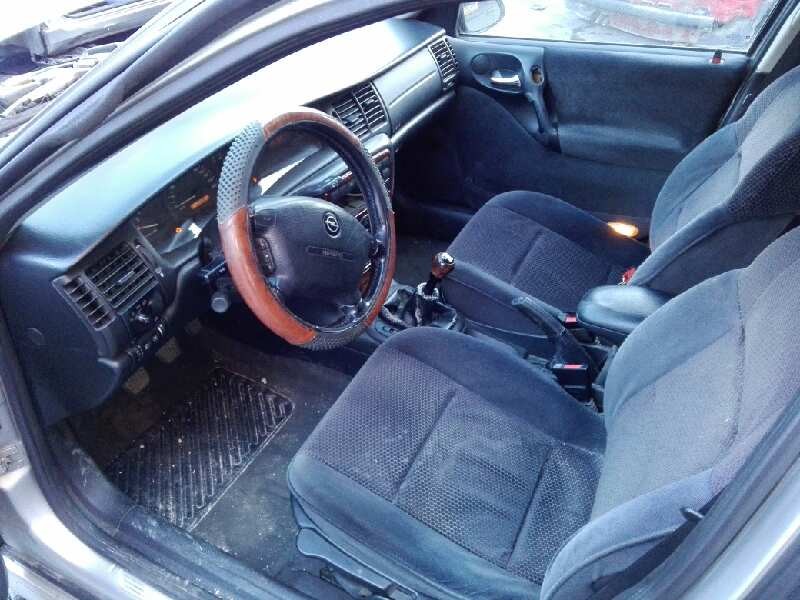 opel vectra b berlina del año 2000