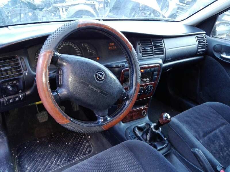 opel vectra b berlina del año 2000