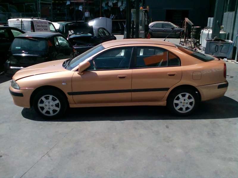 mitsubishi carisma berlina 4 (da0) del año 2000