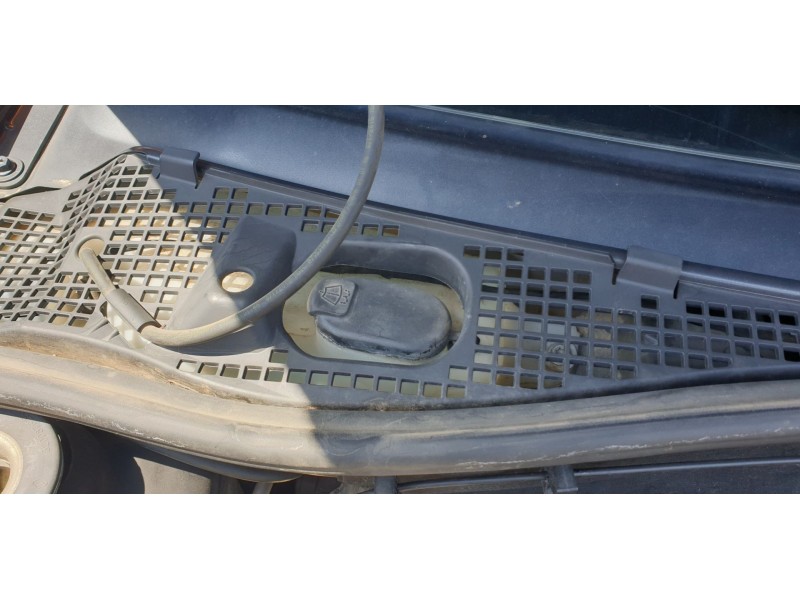 Recambio de deposito limpia para dacia duster ambiance 4x2 referencia OEM IAM 8200609549  