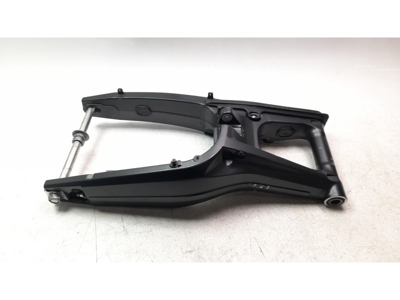 Recambio de puente trasero para honda cb 650r referencia OEM IAM 52200MKND50  