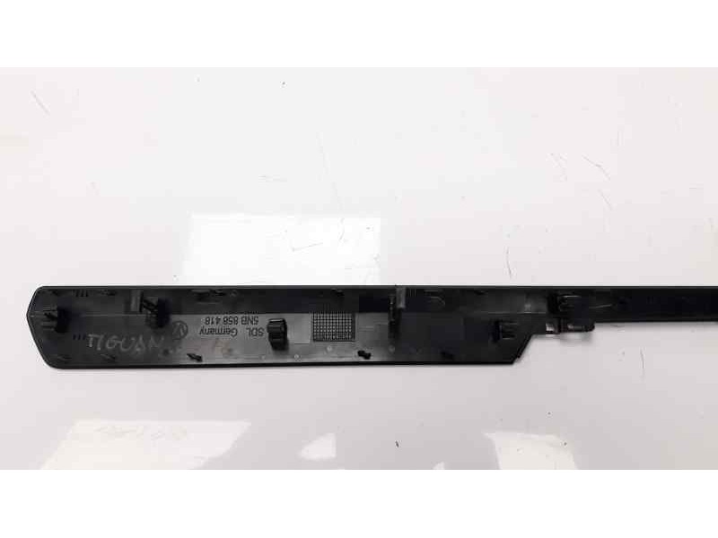 Recambio de moldura para volkswagen tiguan 2.0 tdi referencia OEM IAM 5NB858418  