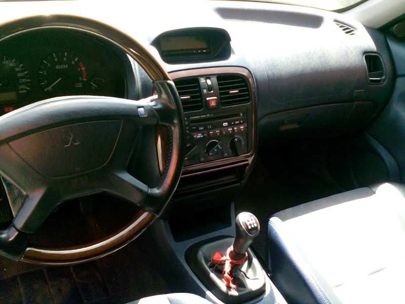 mitsubishi carisma berlina 4 (da0) del año 2000