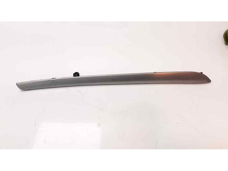Recambio de moldura para renault megane iv berlina 5p zen referencia OEM IAM 809A64311R  